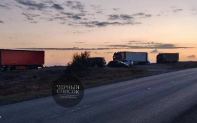 Стихийная парковка большегрузов на берегу Казачьей Бухты в Севастополе вызывает обеспокоенность
