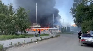 Удар ВСУ по Донецку: горит ТЦ, есть пострадавшие, ВСУ не дают подойти к месту