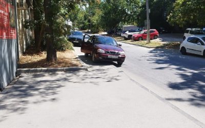 Водители паркуются на тротуарах, игнорируя пешеходов в Севастополе