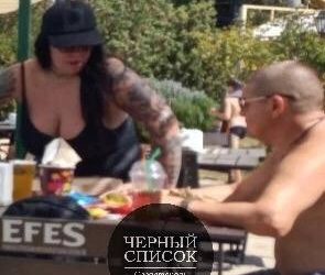 Женщина разрисовала себя и ребенка в цвета флага Украины в аквапарке Севастополя