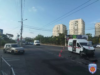 Авария с участием скорой помощи на проспекте Генерала Острякова в Севастополе