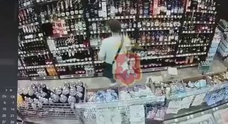 Неуклюжий вор пытался украсть виски в Севастополе, но его поймали полицейские