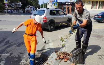 Очистка ливневых решеток продолжается, одну заменили на новую