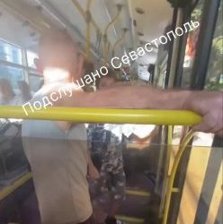 Пьяный мужчина напал на детей в троллейбусе, женщина защитила их