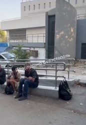 Севастопольцы жалуются на бездомных, захвативших спуск к кинотеатру «Россия»