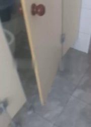 Школьники Севастополя пожаловались на камеры в туалетах, направленные на кабинки
