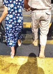 Военнослужащий помог пожилой женщине перейти дорогу в Санкт-Петербурге