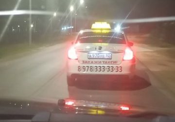 Пассажир выбросил бутылку из такси в Севастополе, диспетчер призывает к реформам