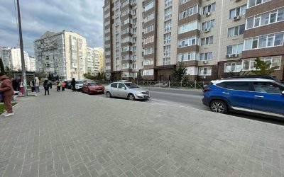 Родители блокируют автобусную остановку у 37-й школы в Севастополе
