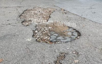 Севастопольцы жалуются на ужасное состояние дорог в районе улицы генерала Жидилова