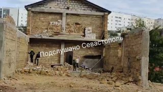 Севастопольцы жалуются на заброшенное здание, ставшее наркопритоном и детской площадкой