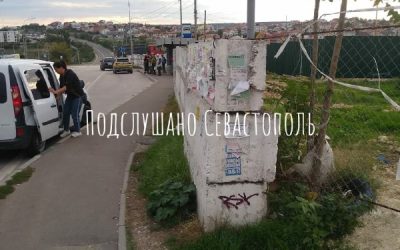 Севастопольцы жалуются на заброшенную остановку, где курят мигранты-строители