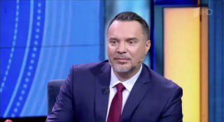 Севастопольская артистка Вероника Сыромля отвечает, что будет петь на русском
