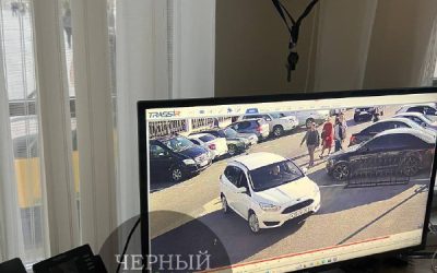 Водитель вылил кофе в салон автомобиля пострадавшего на парковке у Нового Херсонеса