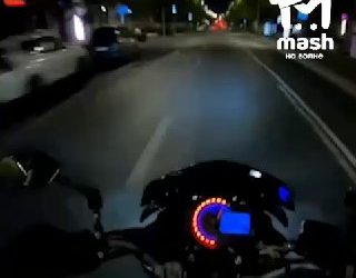 Байкер едва не сбил пешеходов на переходе в центре Севастополя