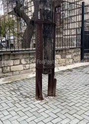 Деревянные столбы, подпертые рельсами, до сих пор встречаются в Севастополе