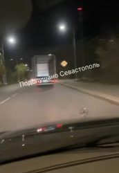 Фура с открытыми дверями и отсутствием маркировки создала опасную ситуацию на дороге