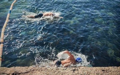 Сотрудники МЧС сопроводили моржей на зимнем заплыве в Севастополе