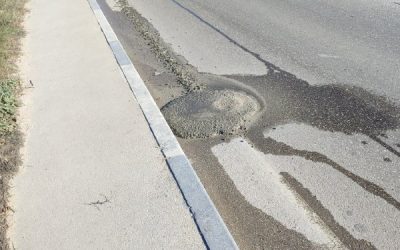 Житель Севастополя оставил мусор на дороге, водители вынуждены объезжать