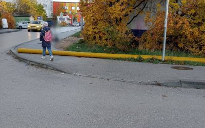 Жёлтые трубы на тротуаре у детского сада: жители требуют убрать препятствие
