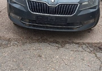 Автомобиль, брошенный в центре двора, лишил жителей парковочных мест