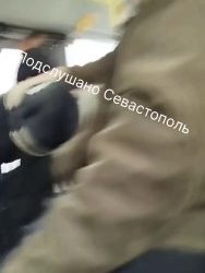 Неадекватный пассажир напал на людей в севастопольском троллейбусе