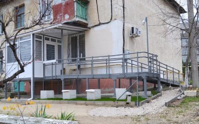 Прокуратура Севастополя обеспечила инвалида-колясочника пандусом и отдельным входом