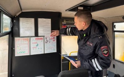 Севастопольские автоинспекторы разместили профилактические листовки в общественном транспорте
