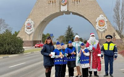 Севастопольские полицейские в образах Деда Мороза и Снегурочки провели акцию «Авто Дед Мороз»