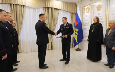 В Севастополе сотрудникам ОВД вручили первые офицерские погоны