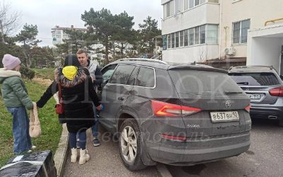 Водитель чуть не сбил мать с ребенком на тротуаре в Севастополе