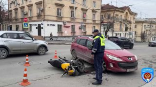 Авария с мотоциклистом на улице Адмирала Октябрьского: водитель Peugeot не уступила дорогу