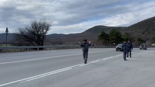 Передвижной пункт весогабаритного контроля работает на подъезде к Гончарному в Севастополе