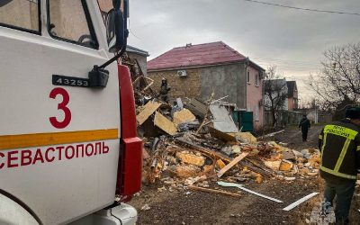 Сотрудники МЧС России спасли человека и кошку из-под завала в Севастополе