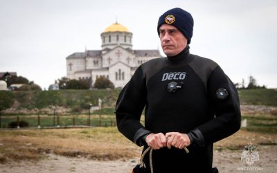 В Севастополе водолазы МЧС обследовали дно перед Крещением