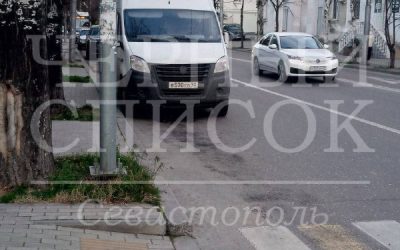 Водитель, припаркованный на пешеходном переходе, мешает видимости и безопасности
