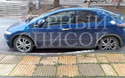 Водители блокируют доступ к тротуару для людей с ограниченными возможностями