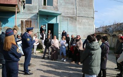Главный следователь Крыма провел выездной прием жителей аварийного дома в Партените