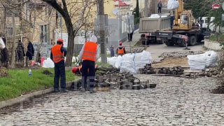 На улице Демидова в Севастополе снимают брусчатку для ремонта дороги