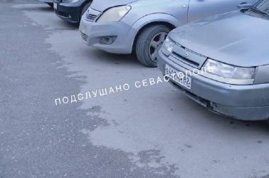 Севастопольцы жалуются на стихийную парковку возле школы и детсадов