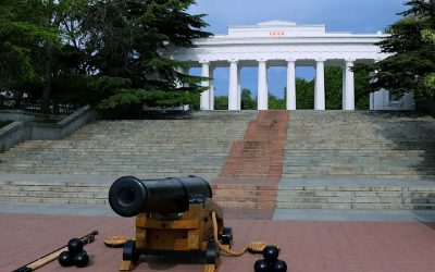 Итальянские статуи 19 века, скрытые деревьями, могут быть восстановлены на Графской пристани