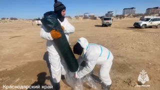 МЧС России продолжает очистку Керченского пролива от нефтепродуктов