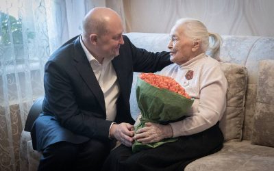 Президент вручил юбилейные медали ветеранам обороны Севастополя, отметившим 99 и 102 года