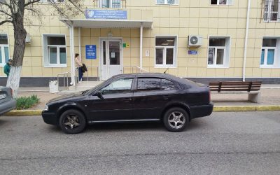 Припаркованные авто мешают работе скорой помощи у поликлиники №4 в Севастополе