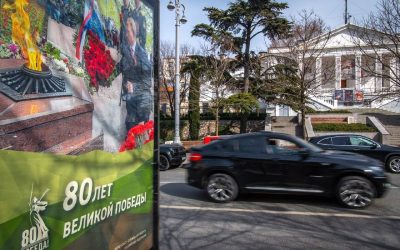 Севастополь украшают ситилайты, посвящённые Году защитника Отечества и Великой Победе