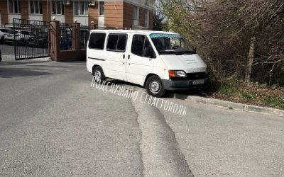 Севастопольцы возмущены поведением водителей, вынуждающих пешеходов с колясками объезжать их автомобили
