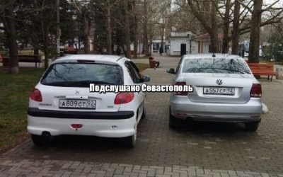 Севастопольцы жалуются на наглость водителей, перекрывающих пешеходные зоны