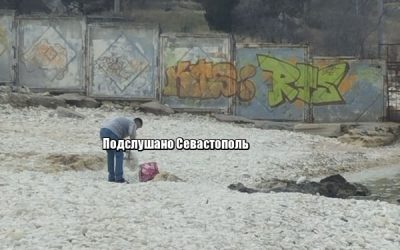 Севастополец нагревает гальку в мешках для украшения участка