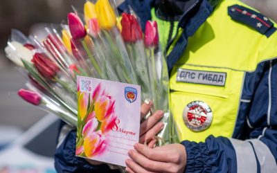 Севастопольские полицейские поздравили автоледи с 8 Марта