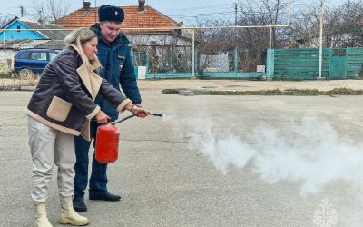 Сотрудники МЧС провели мастер-класс по первой помощи и пожаротушению для администрации Севастополя